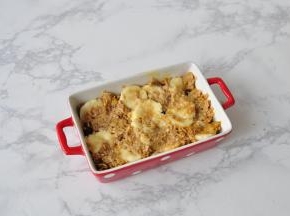 将一部分香蕉与麦片鸡蛋拌匀混合平铺。