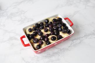 再摆上剩下的香蕉撒上蓝莓。