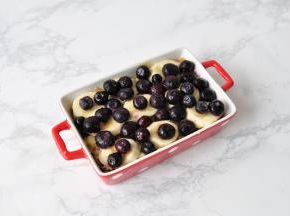 再摆上剩下的香蕉撒上蓝莓。