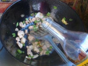 炒至变色后，下入葱姜蒜翻炒。