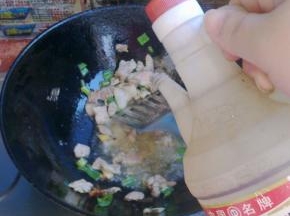 倒入适量料酒。加入适量醋。