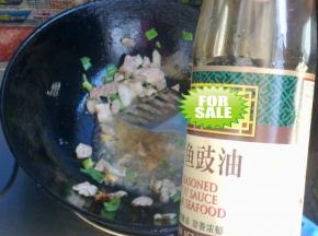 再倒入适量生抽翻炒。