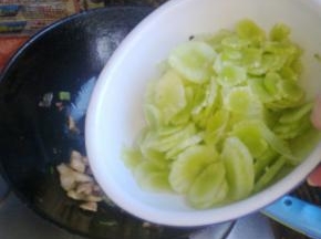 把莴笋倒入，翻炒三分钟。