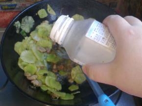 关火，加入适量味精。