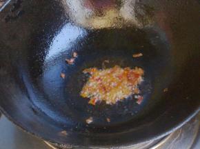 锅中倒油，放入适量郫县豆瓣酱炒香。
