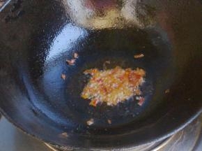 锅中倒油，放入适量郫县豆瓣酱炒香。