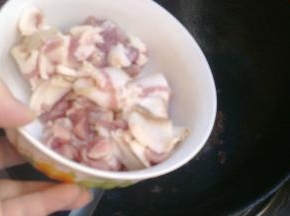 放入猪肉。