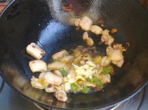 下入葱姜蒜翻炒去腥。