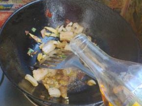 倒入适量料酒。