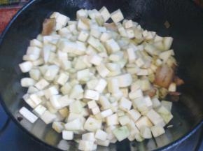 下入切好的茄子丁。