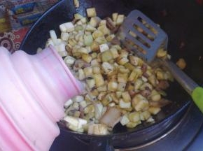 加入适量开水，炖煮一会。