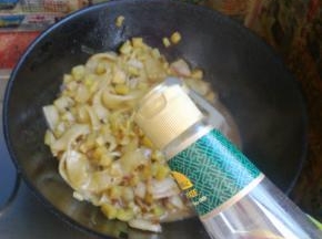 汤汁快干时，放入适量生抽拌匀。