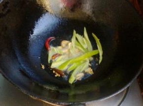 放入尖椒炒出香味。