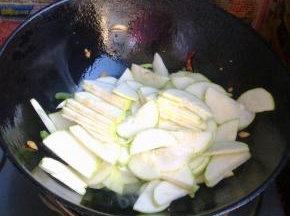 最后下入切好的西葫芦。