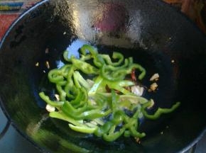 放入青椒翻炒片刻。
