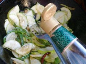 加入适量生抽。