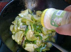 关火，加入适量味精。