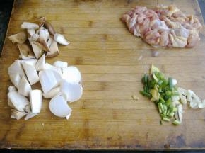 把鸡腿去掉骨头，其它原料准备好。