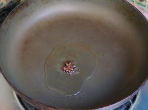 锅中倒油，扔入一颗八角。