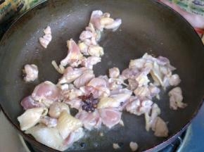 入下鸡腿肉，小火翻炒3分钟。