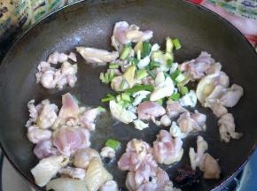 加入葱姜蒜炒香。