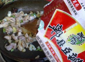 放入适量郫县豆瓣酱，继续翻炒。