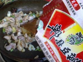 放入适量郫县豆瓣酱，继续翻炒。