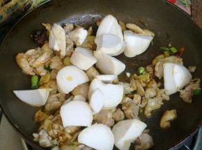 下入杏鲍菇翻炒。