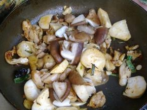 再加入香茹炒至变色。