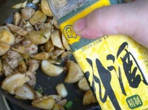 加入料酒、醋、生抽。