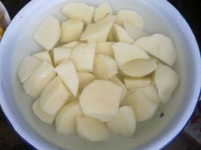 土豆切成滚刀块，在凉水里浸泡半小时。