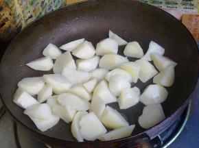 控干水，在平底锅里煎至两面金黄。