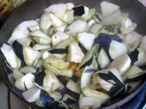 把土豆盛出，锅中再多倒些油，放入茄子块煎软。