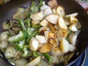 再放入青椒和土豆。