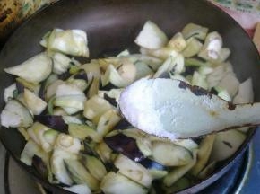 加入适量盐可以让茄子加速软化。