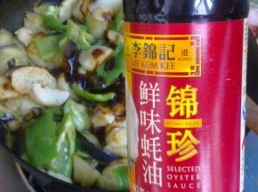 加入蚝油。