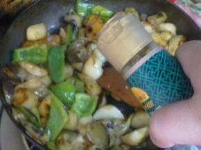 加入适量生抽。