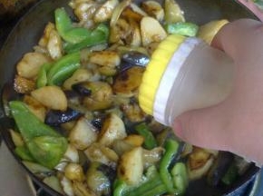 关火加入鸡精。