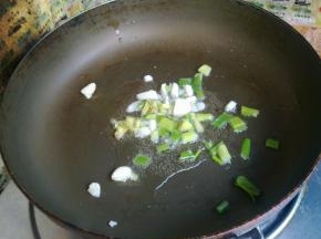 锅中倒油，下入葱姜蒜爆香。