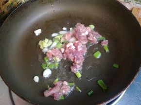 放入肉馅翻炒至变色。