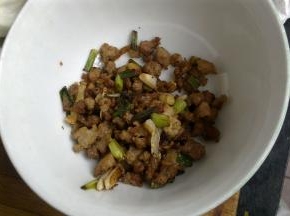 洗干净锅，倒入油，下入葱姜蒜爆香，放入长豆角。