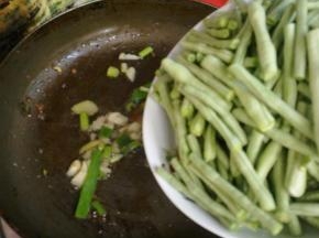 把肉馅盛出备用。