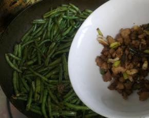 把肉馅倒入，翻炒一会。