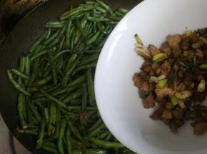 把肉馅倒入，翻炒一会。