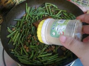 关火，加入适量鸡精。