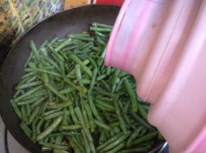 加入适量开水，盖上锅盖炖煮汤汁收干。