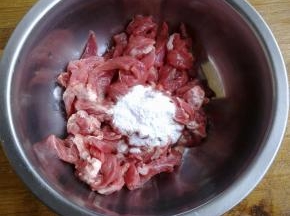 牛肉切成条状，放入小苏打拌匀，腌制10分钟。