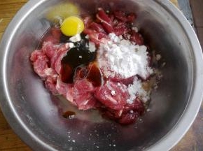 在碗里加入一个鹌鹑蛋，玉米淀粉，蚝油，适量盐，用手抓制3分钟，再腌制10分钟。