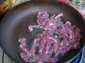 锅中倒入油，下入牛柳炒至变色捞出。