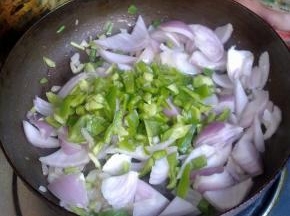 锅中倒入油，下入牛柳炒至变色捞出。